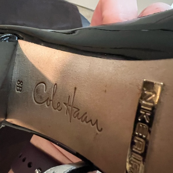 Very gently used with dust bag COLE HAAN black patent high heel Maryjane size 8 - Picture 5 of 6